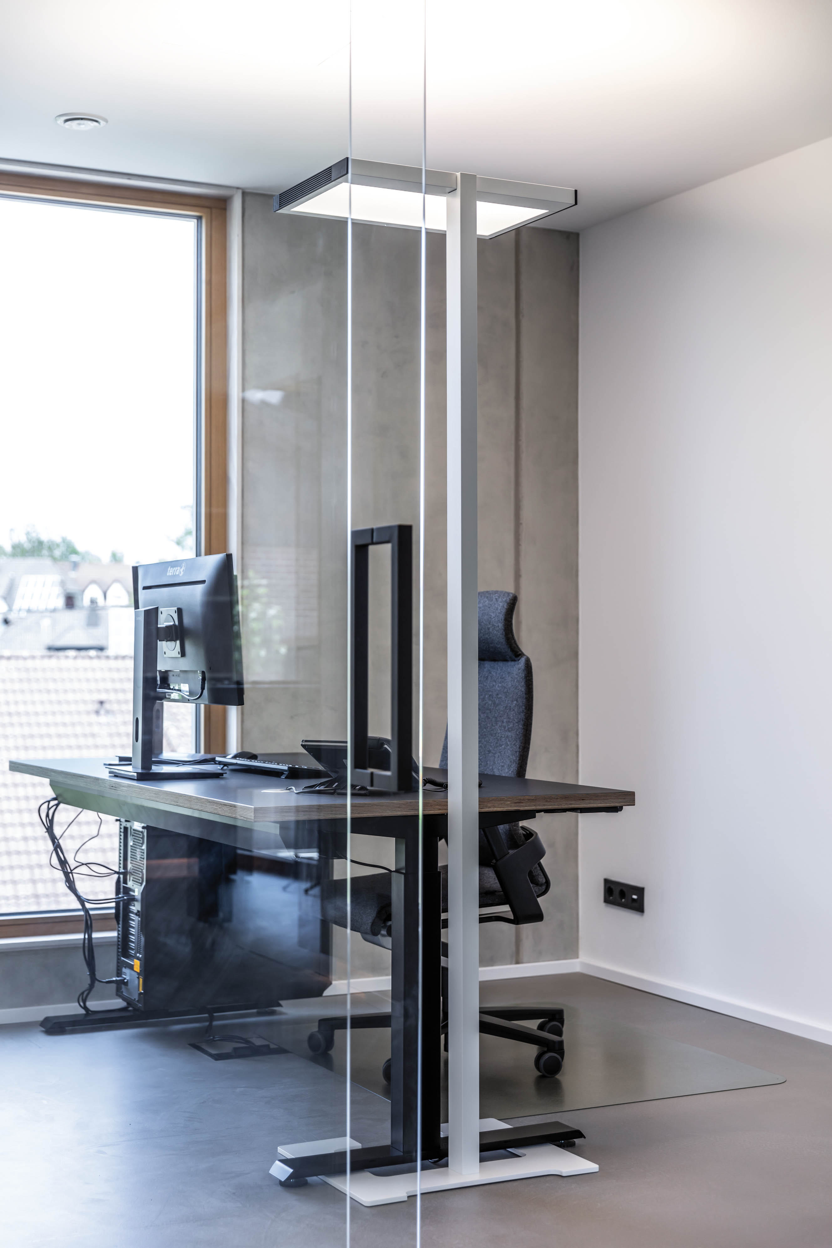 LUCTRA Vitawork 17 Sym. mit Sensorik Stehleuchte, Silber/Schwarz