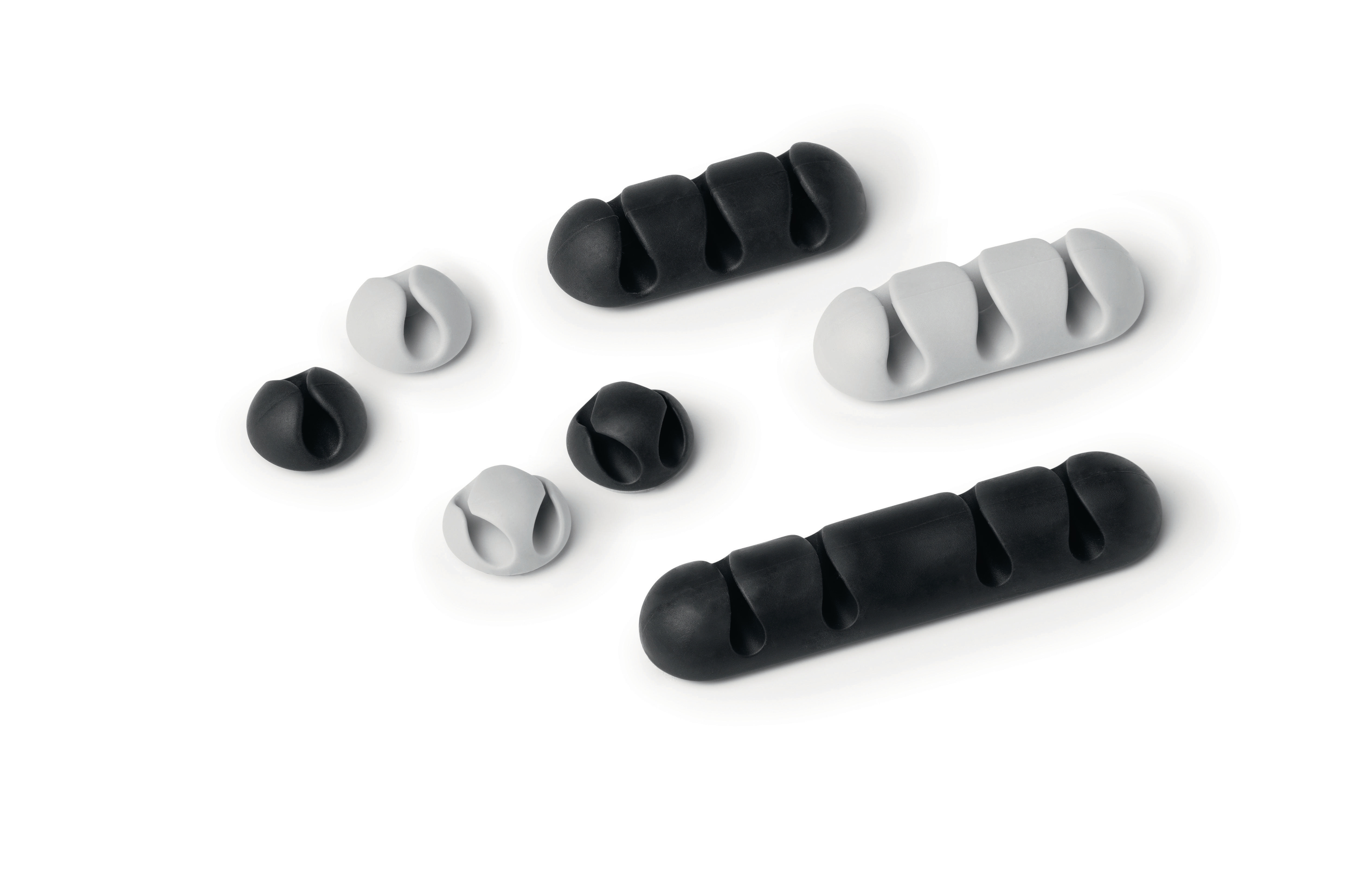 Kabelclips auf Weiß. Schwarze und graue Clips. Verschiedene Formen. Weißer Hintergrund.