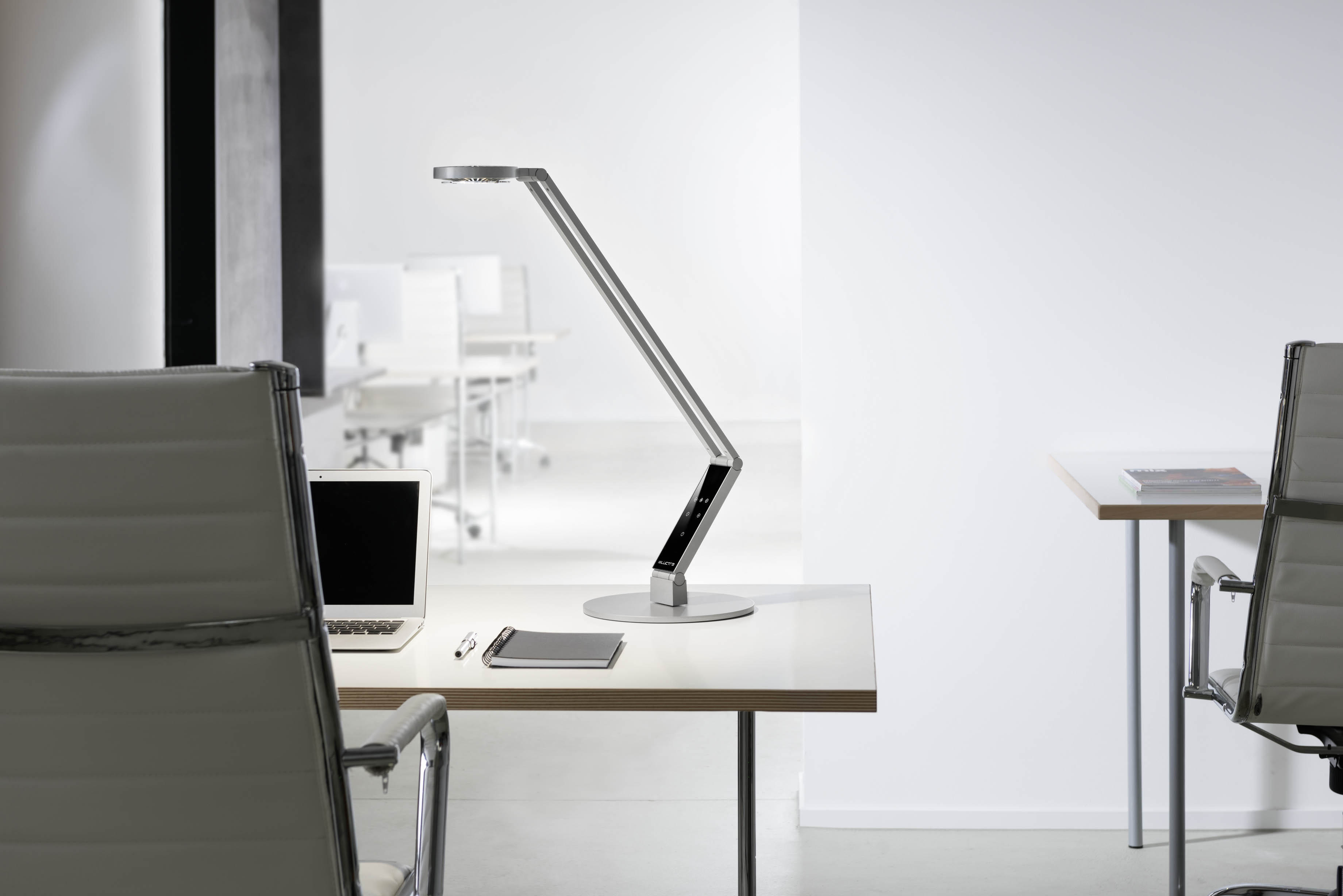 LUCTRA Table Radial Schreibtischleuchte, Schwarz