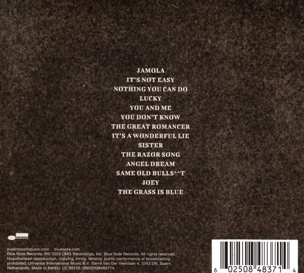 Achterkant van een cd met een tracklist op een bruine, getextureerde achtergrond.