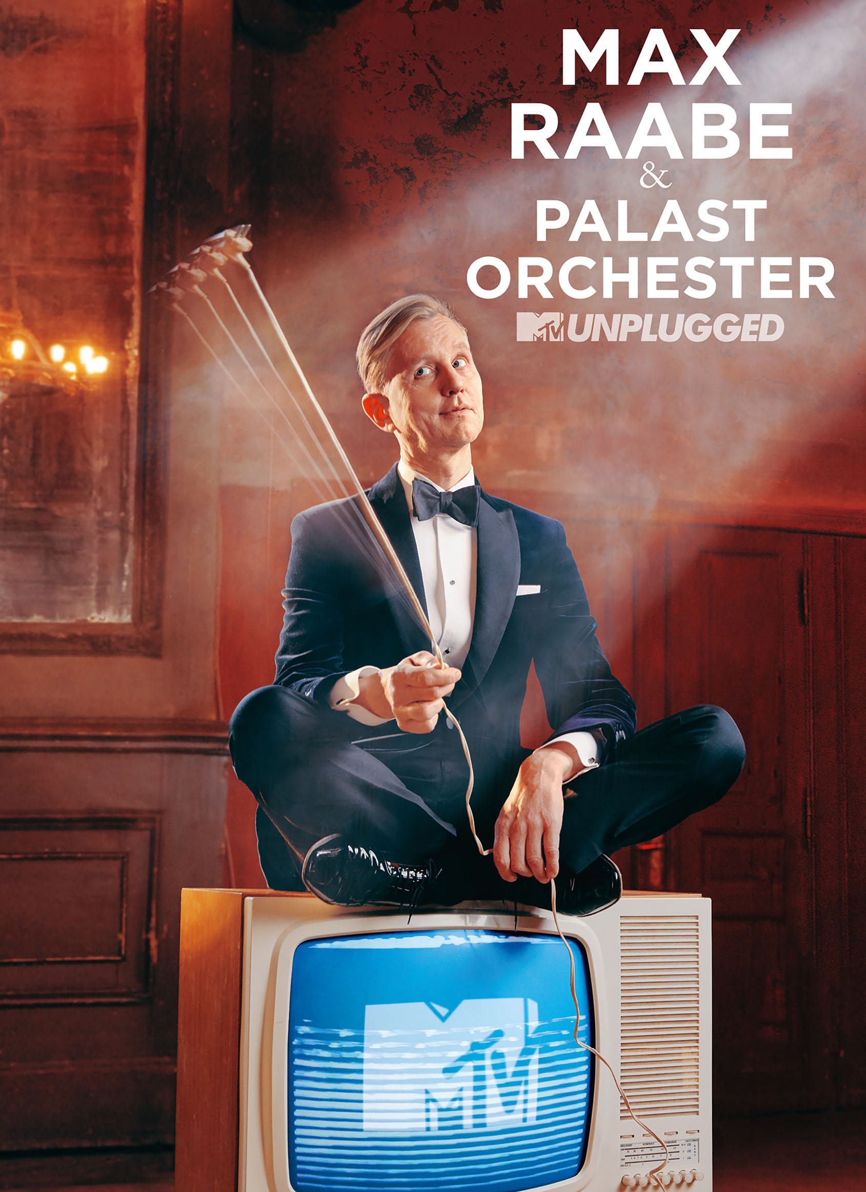 Max Raabe sitzt auf einem Fernseher mit MTV-Logo. Text: Max Raabe & Palast Orchester MTV Unplugged.