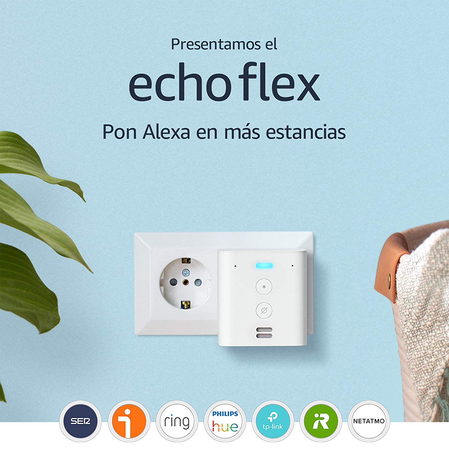 Un Echo Flex enchufado a una toma de corriente, con el texto 'echo flex' y logotipos de marcas de hogar inteligente.