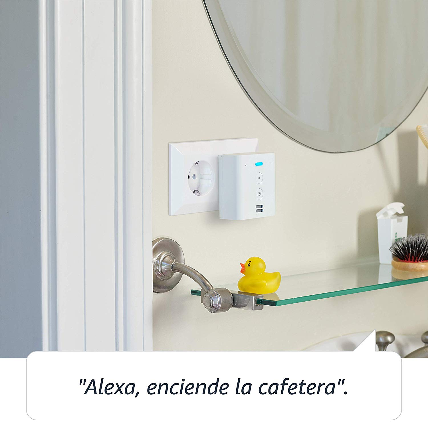 Un dispositivo Alexa enchufado a un enchufe, un patito de goma y texto en español.