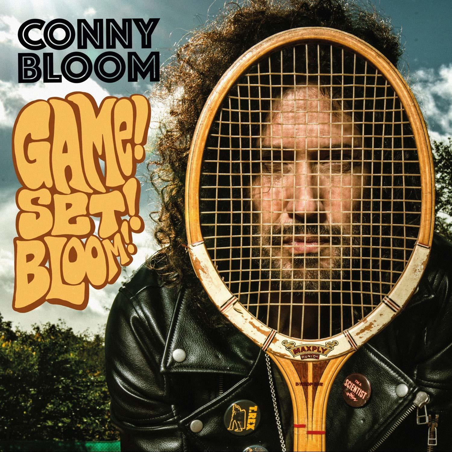 Conny Bloom Game! Set! Bloom! album borítója. Egy férfi arca teniszütőn keresztül látható.