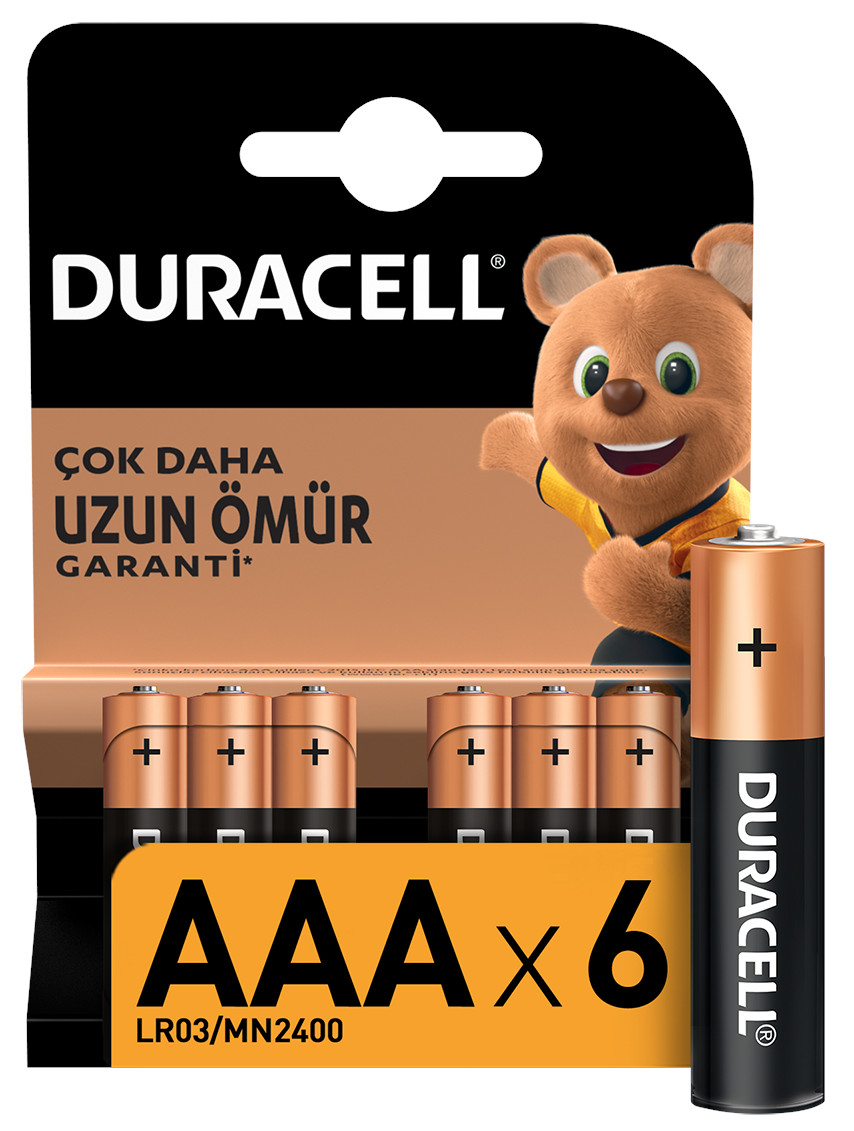 Altı adet AAA pil, bir Duracell maskotu ve tek bir pil içeren Duracell pil paketi.