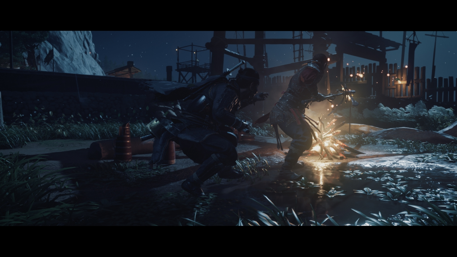 Escena oscura de un videojuego, dos figuras luchando con fuego en el fondo.