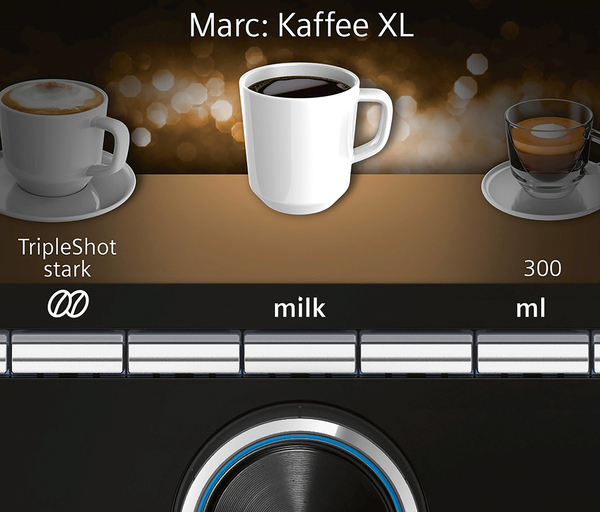 Nahaufnahme einer Kaffeemaschine mit drei Kaffeetassen.