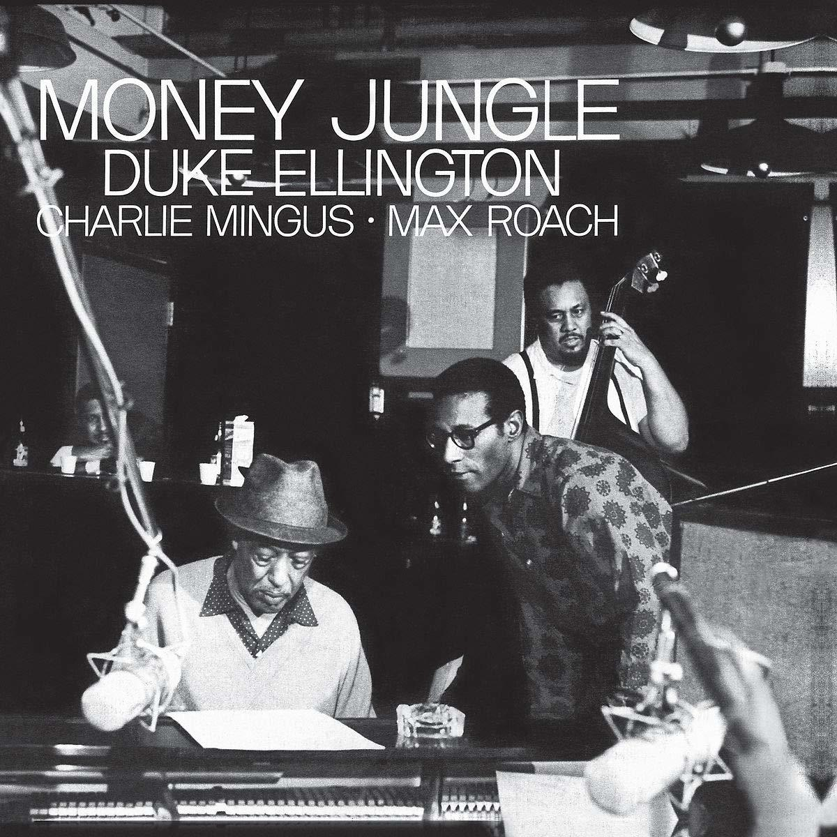 Jazz zenészek a stúdióban: Duke Ellington a zongoránál, Charlie Mingus, Max Roach. Album borító, fekete-fehér.