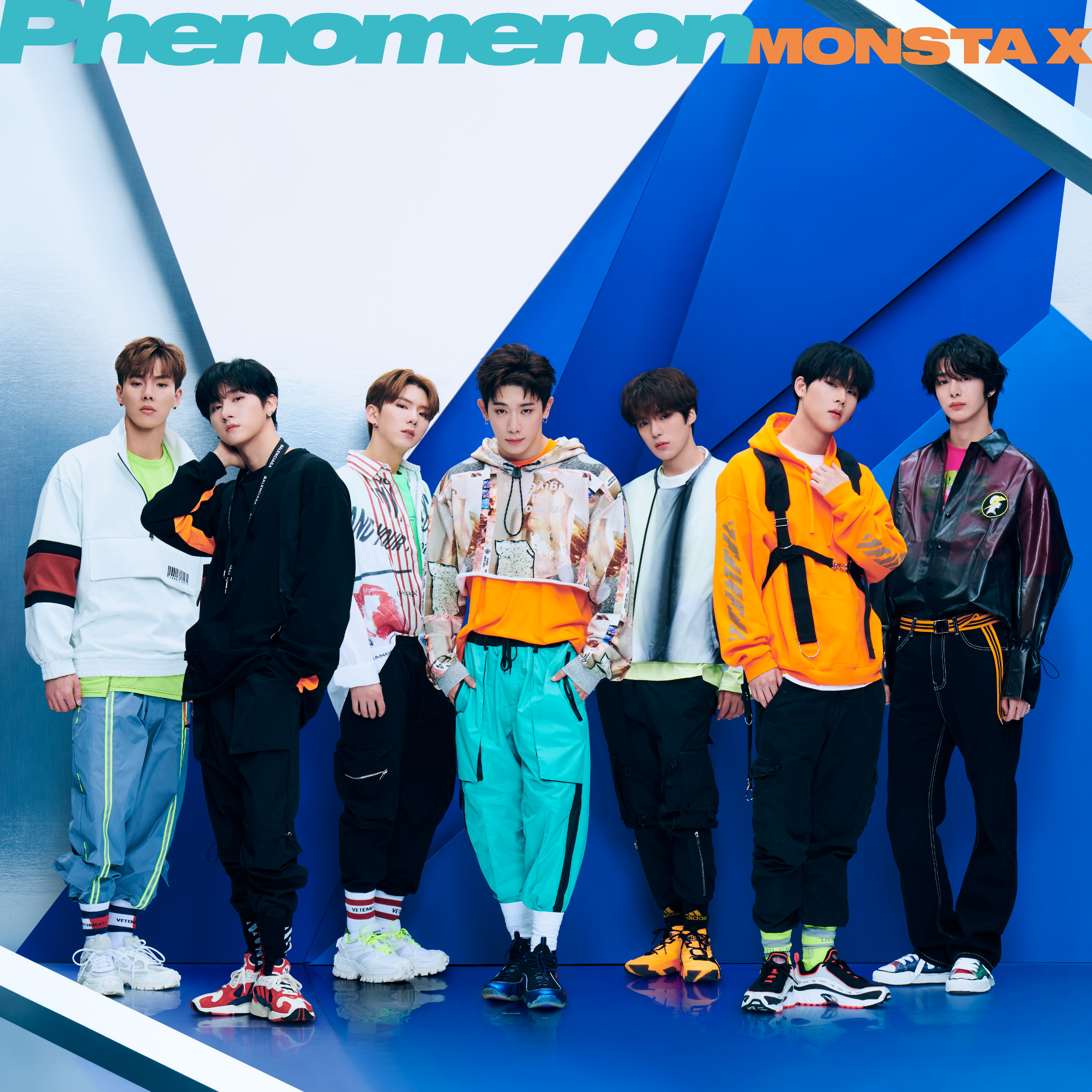 Sept hommes en tenues colorées, debout ensemble. Pochette d'album. Titre : Phenomenon, groupe Monsta X.