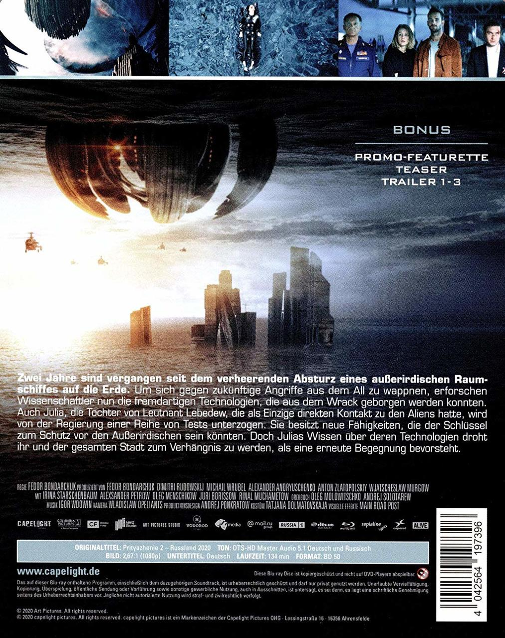 DVD-Cover mit einem Raumschiff über einer Stadt. Text oben und unten in Weiß. Eine Gruppe von Menschen im Hintergrund.