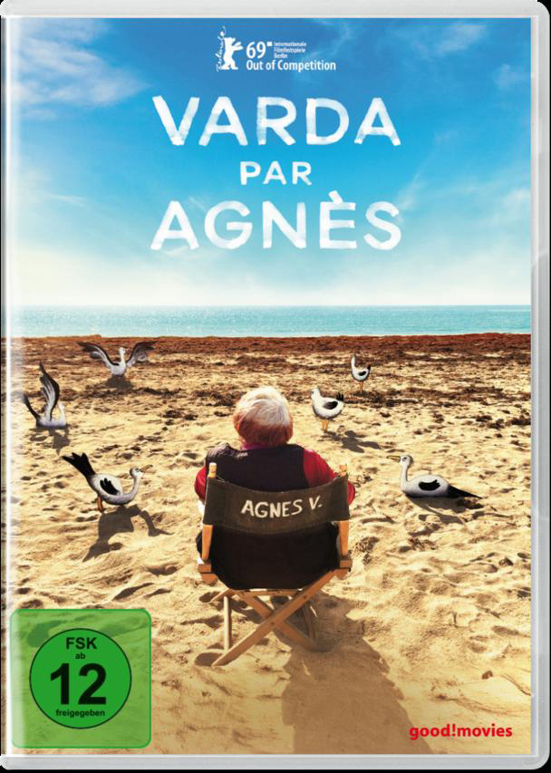 Filmplakat: Varda par Agnès. Frau am Strand, Möwen, blauer Himmel. Text auf dem Plakat.