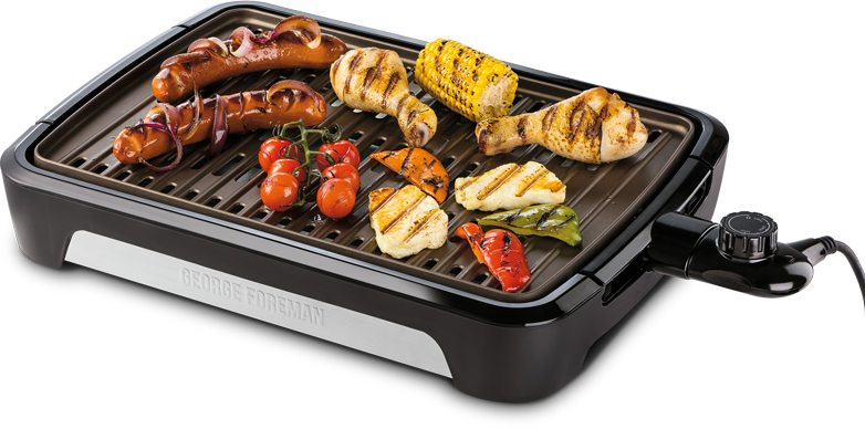 Elektromos grill sült kolbásszal, csirkecombbal és zöldségekkel.