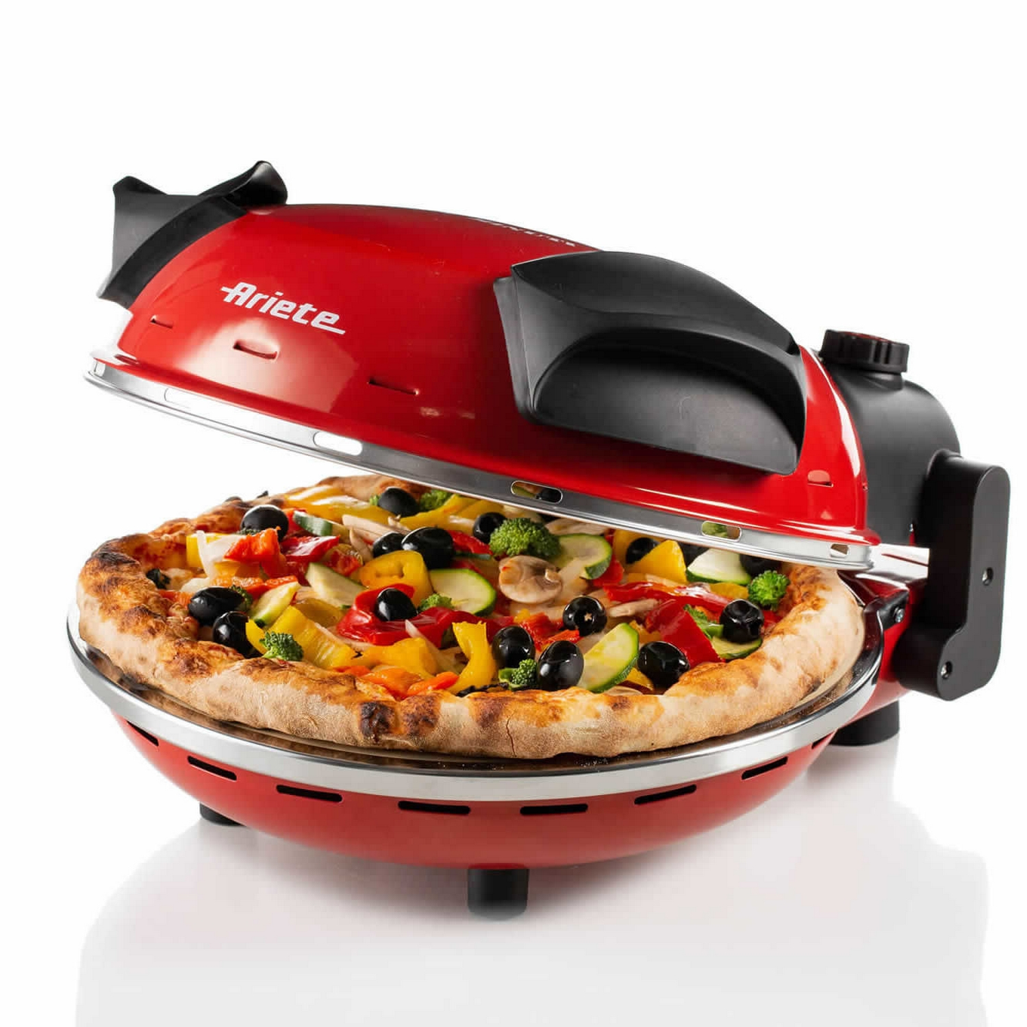Horno de pizza rojo, pizza dentro. Verduras y aceitunas en la pizza.