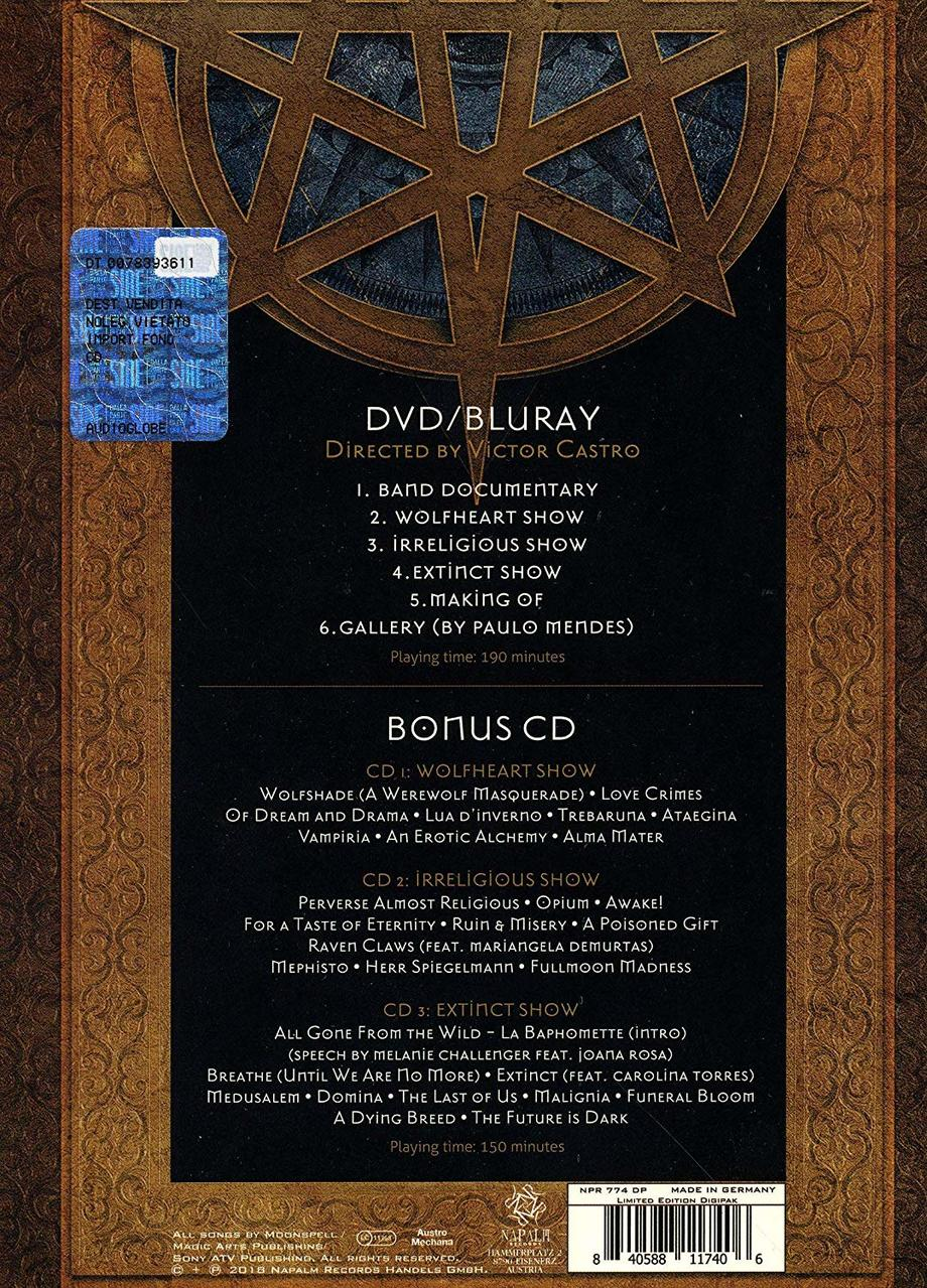 DVD/Bluray borító, zenekari dokumentummal és bónusz CD infókkal. Hologrammatrica. Arany és fekete színvilág, a zenekar nevével.