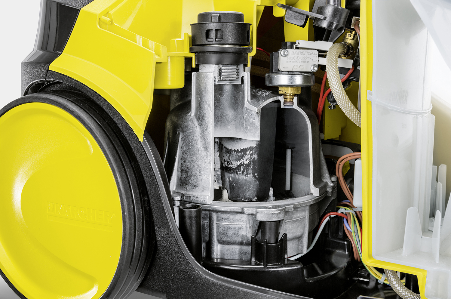 Doorsnede van een Kärcher reinigingsmachine met interne componenten: pomp, motor en bedrading.