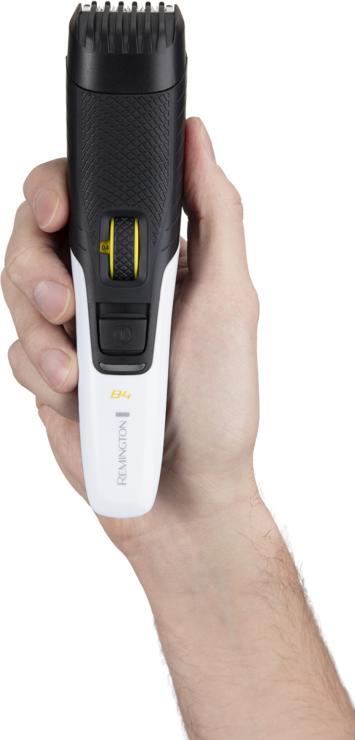 Mannenhand die een Remington B4 trimmer vasthoudt. De trimmer is wit en zwart.