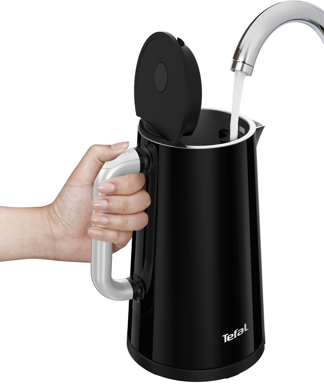 Een zwarte waterkoker wordt gevuld met water uit een kraan.