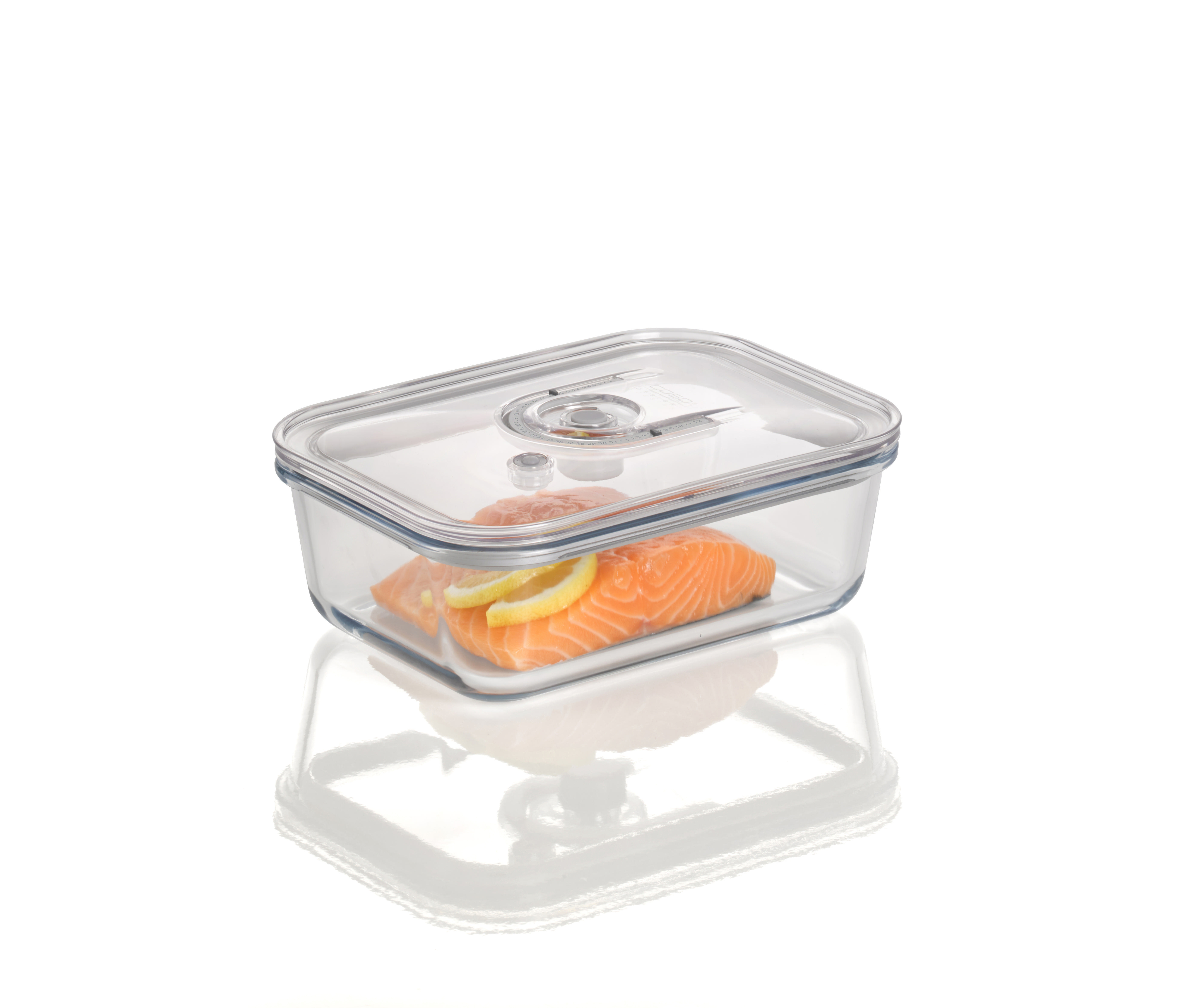 Rechteckiger, durchsichtiger Behälter mit Lachs und Zitronen.