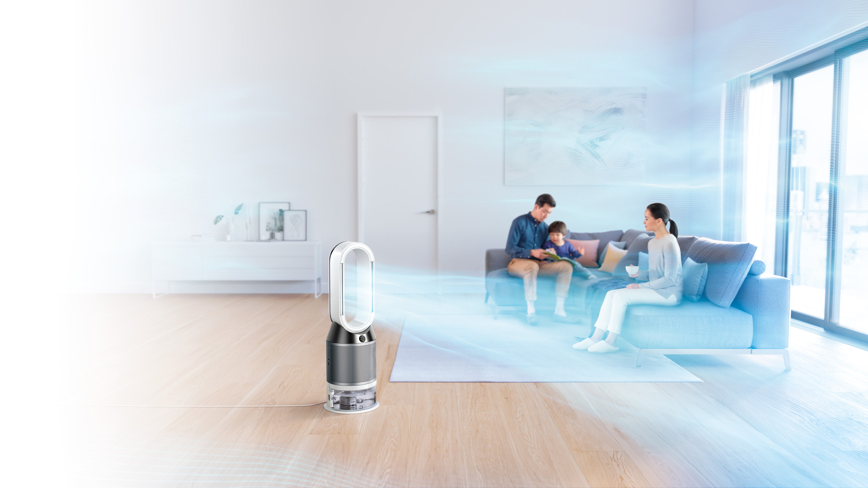 Wohnzimmer mit Dyson Luftreiniger, Familie auf dem Sofa. Blauer Luftstrom sichtbar.