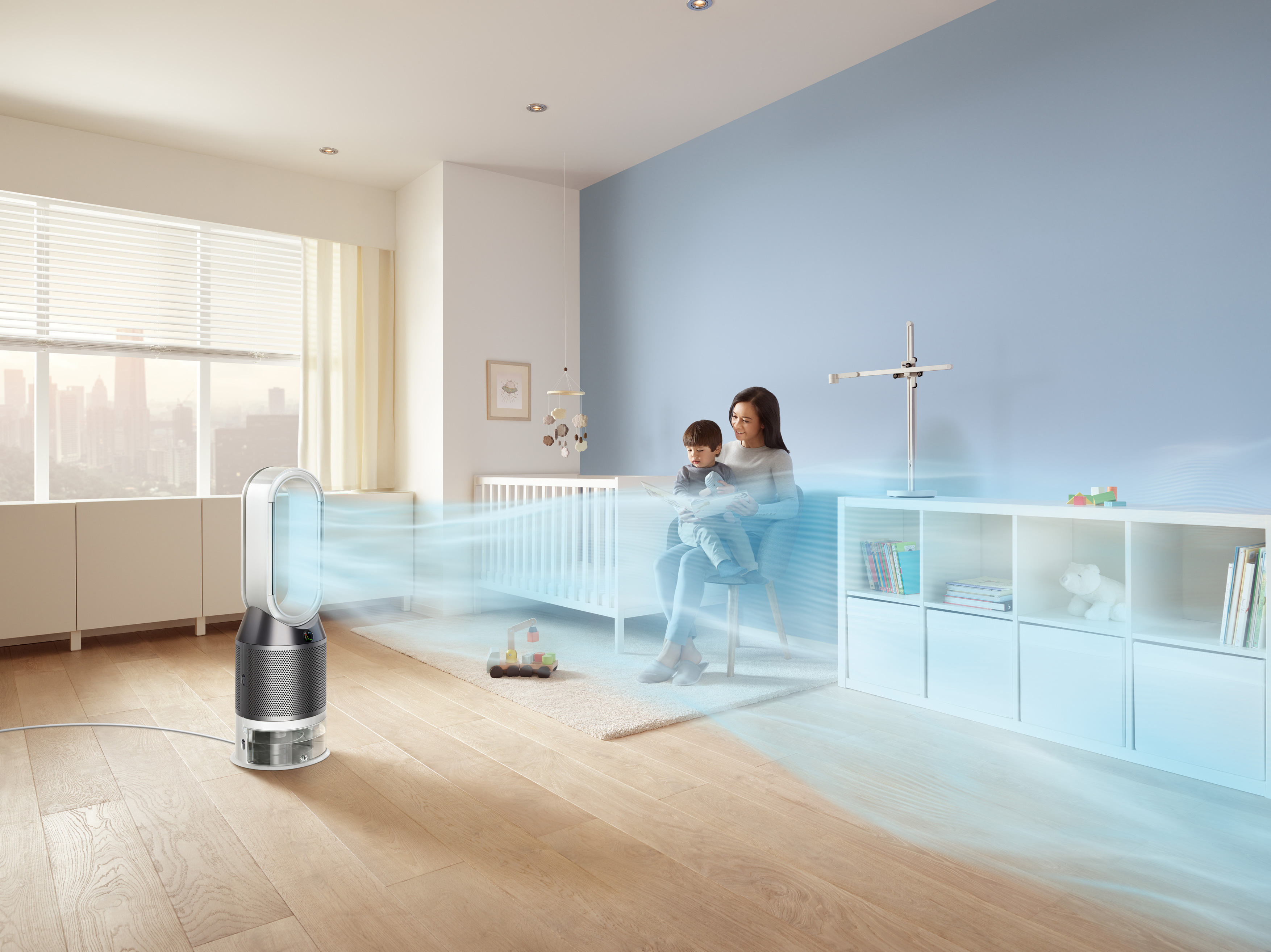 Frau und Kind in einem Raum mit Dyson Luftreiniger.