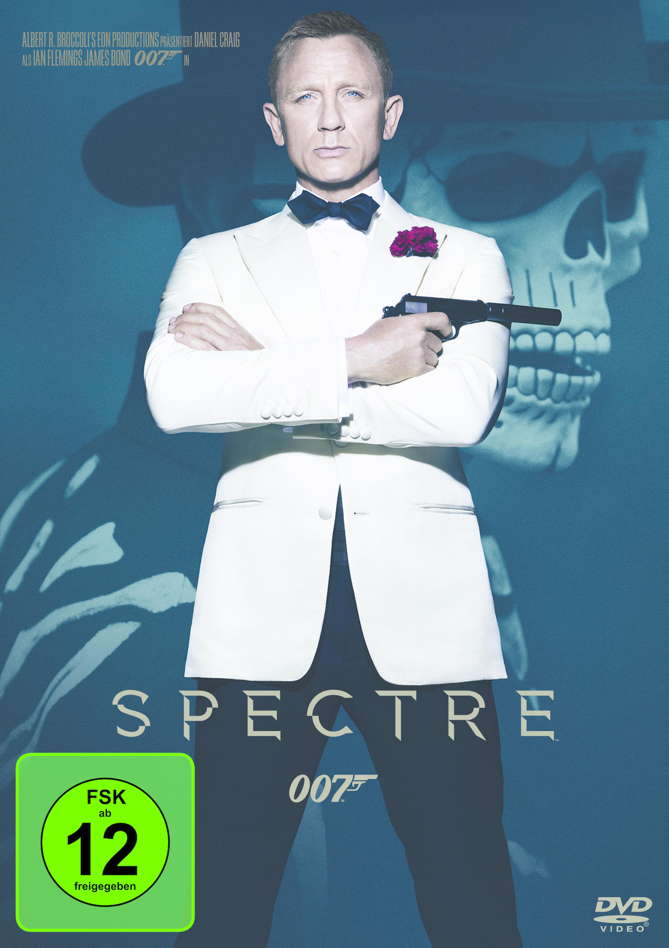 Daniel Craig als James Bond in weißem Anzug mit Pistole, vor einem Totenkopf.