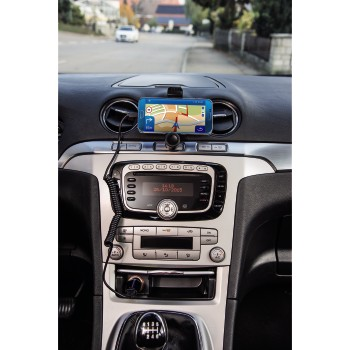Auto-Armaturenbrett mit Navigations-Telefon und Straße im Hintergrund.
