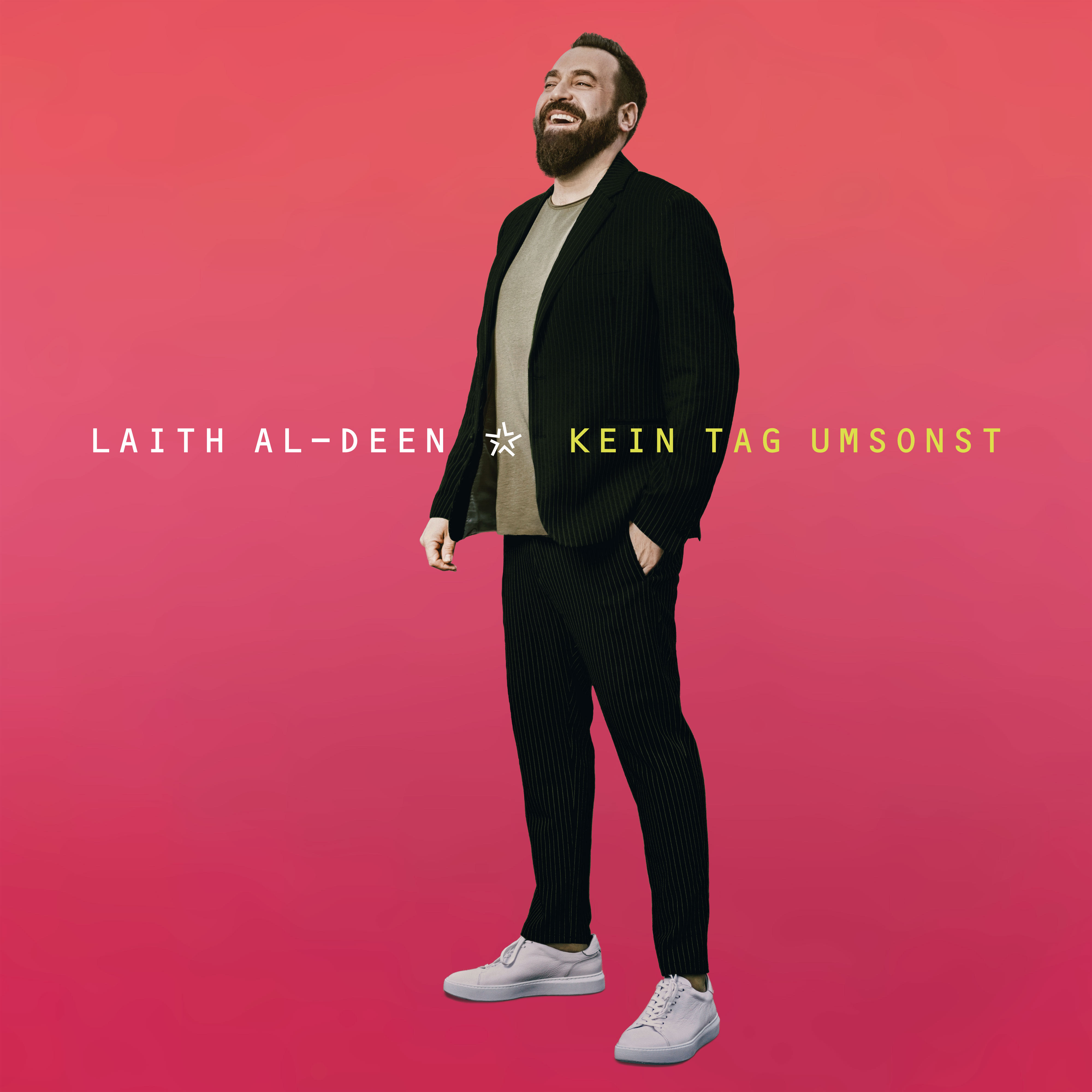 Albumcover mit Laith Al-Deen im Anzug, lächelnd vor pinkfarbenem Hintergrund.