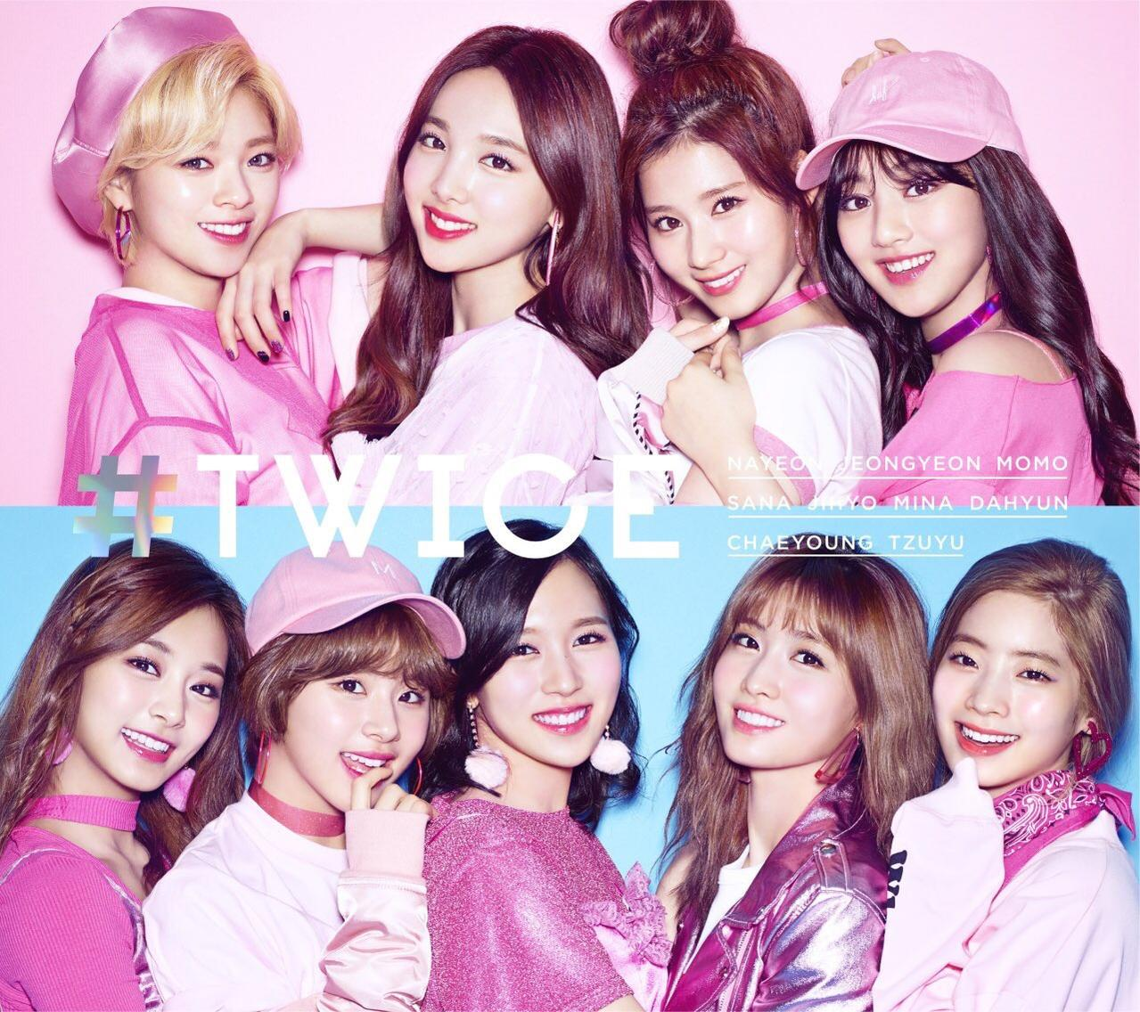 Két sor fiatal nő rózsaszínben, mosolyogva. '#TWICE' szöveg és nevek a képen.