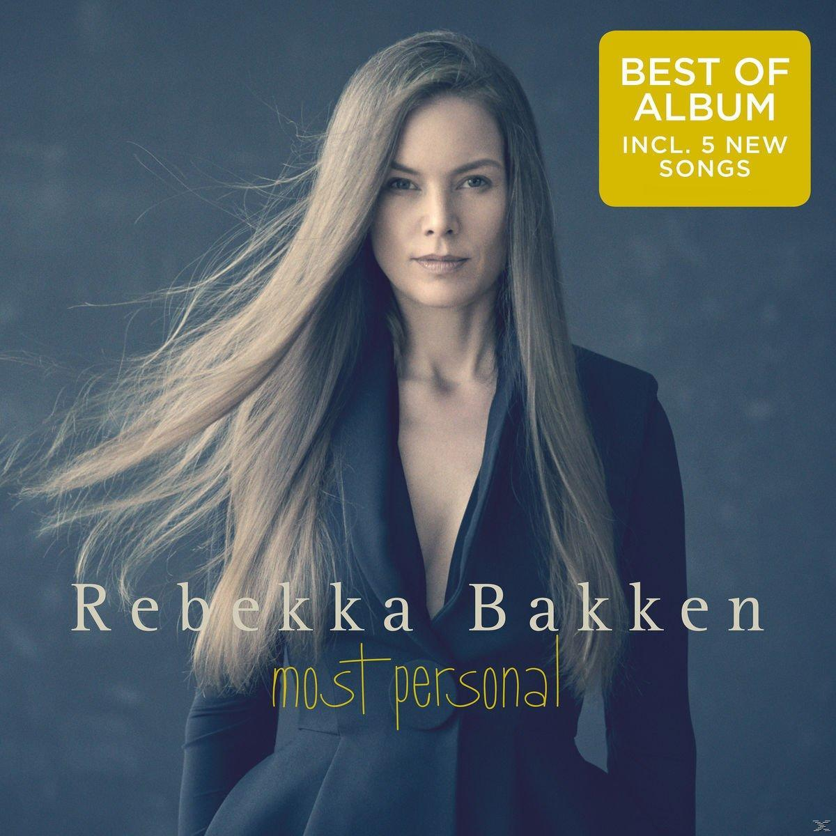 Rebekka Bakken Albumcover. Sie hat lange blonde Haare und trägt eine schwarze Jacke. Gelber Text.