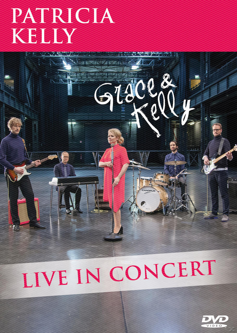 Live-Konzert-DVD-Cover. Patricia Kelly in einem roten Kleid mit einer Band. Bühne mit Instrumenten und Hintergrund.