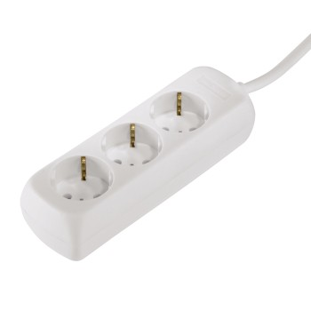 Ein weier Mehrfachsteckdosenadapter mit drei Steckpltzen und einem Kabel.