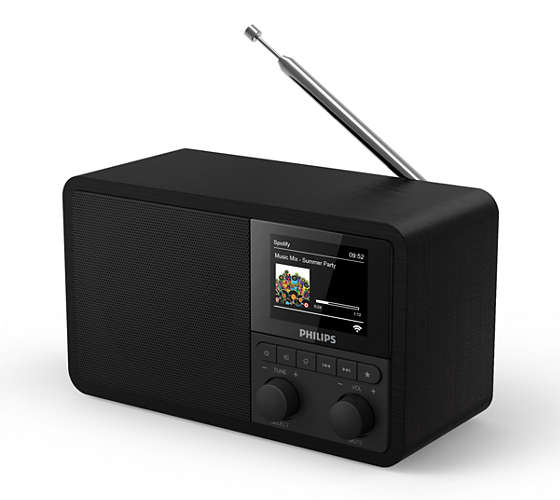 Schwarzes Radio mit einem Bildschirm, der eine Musik-Playlist anzeigt. Antenne ist ausgefahren. Schwarze Knöpfe unten.