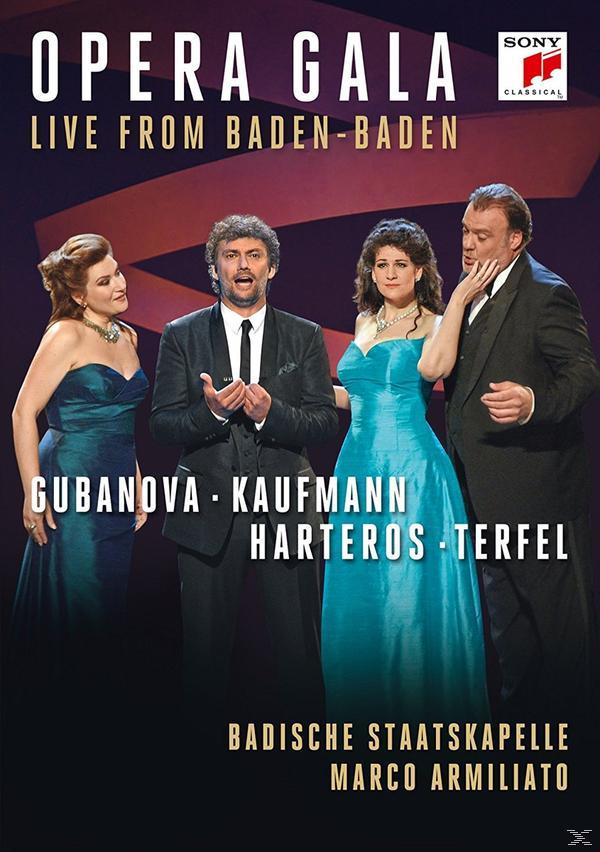 Opera Gala DVD borító. Négy alak formális öltözékben, színpadi háttérrel és szöveg overlay-jel.