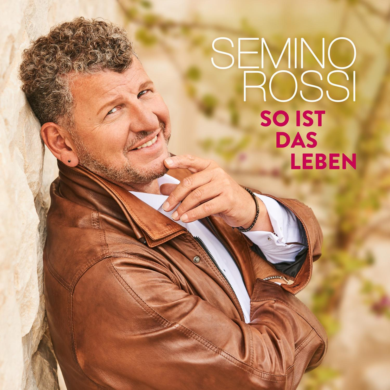 Semino Rossi Albumcover. Mann in Lederjacke lächelt, lehnt sich an eine Wand. Titel und Slogan in Pink.
