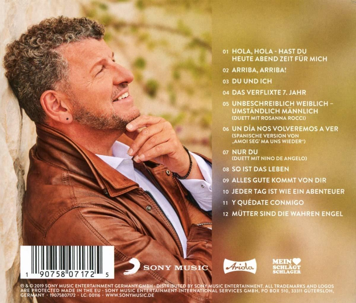 CD-Cover mit einem lächelnden Mann links und Songtiteln rechts.