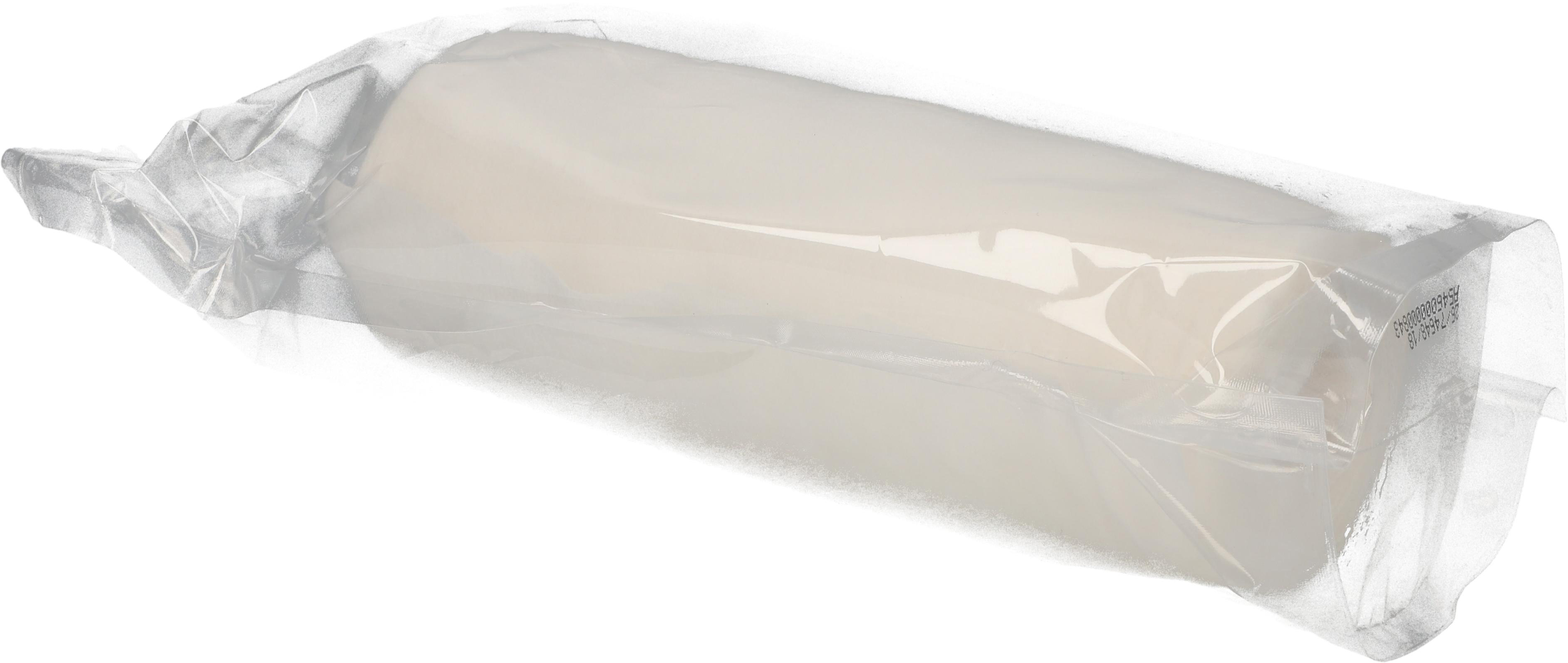 Ein langes, weißes zylindrisches Objekt in einer transparenten Plastiktüte. Weißer Hintergrund.