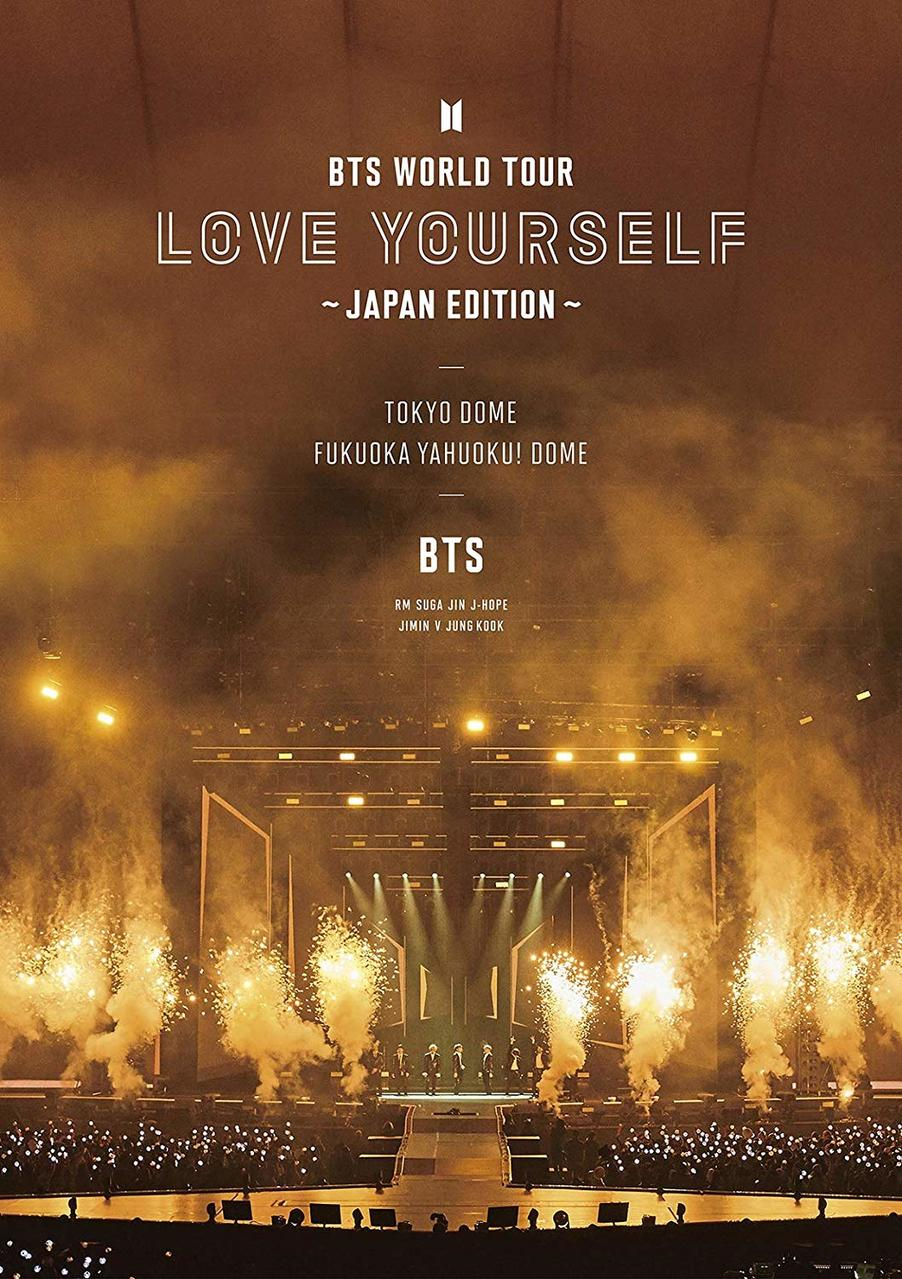 Egy színpad, ahol a BTS együttes fellép. A felirat: 'BTS WORLD TOUR LOVE YOURSELF'.