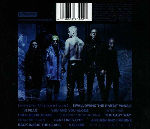 Die Rückseite einer CD mit Bandfoto und Songtiteln.
