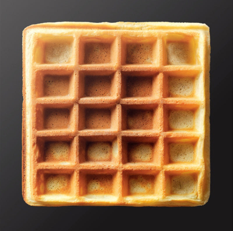 Ein quadratischer Waffel auf dunklem Hintergrund, zeigt das Gittermuster.