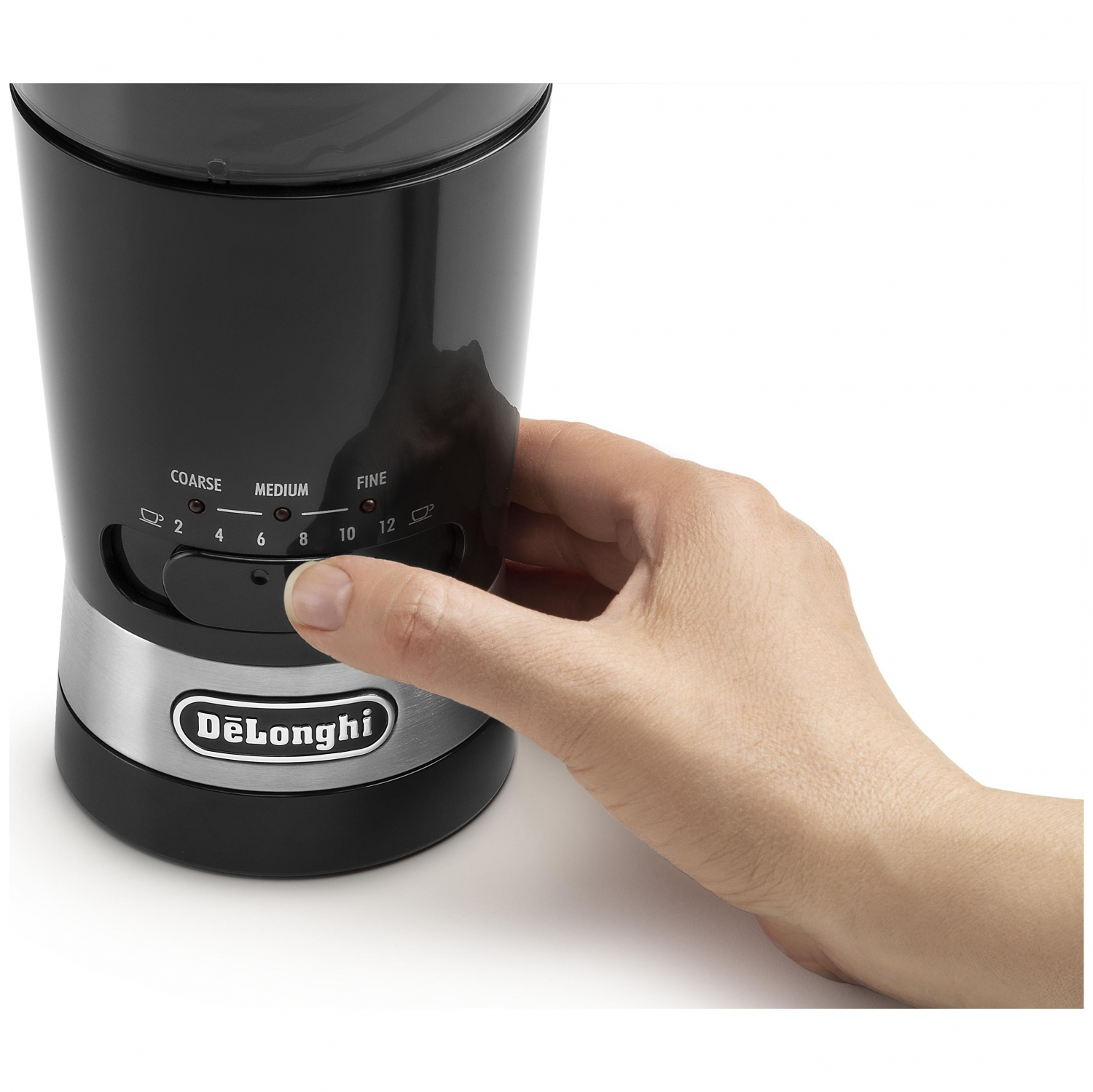 Una mano gira un dial en un molinillo de café De'Longhi.
