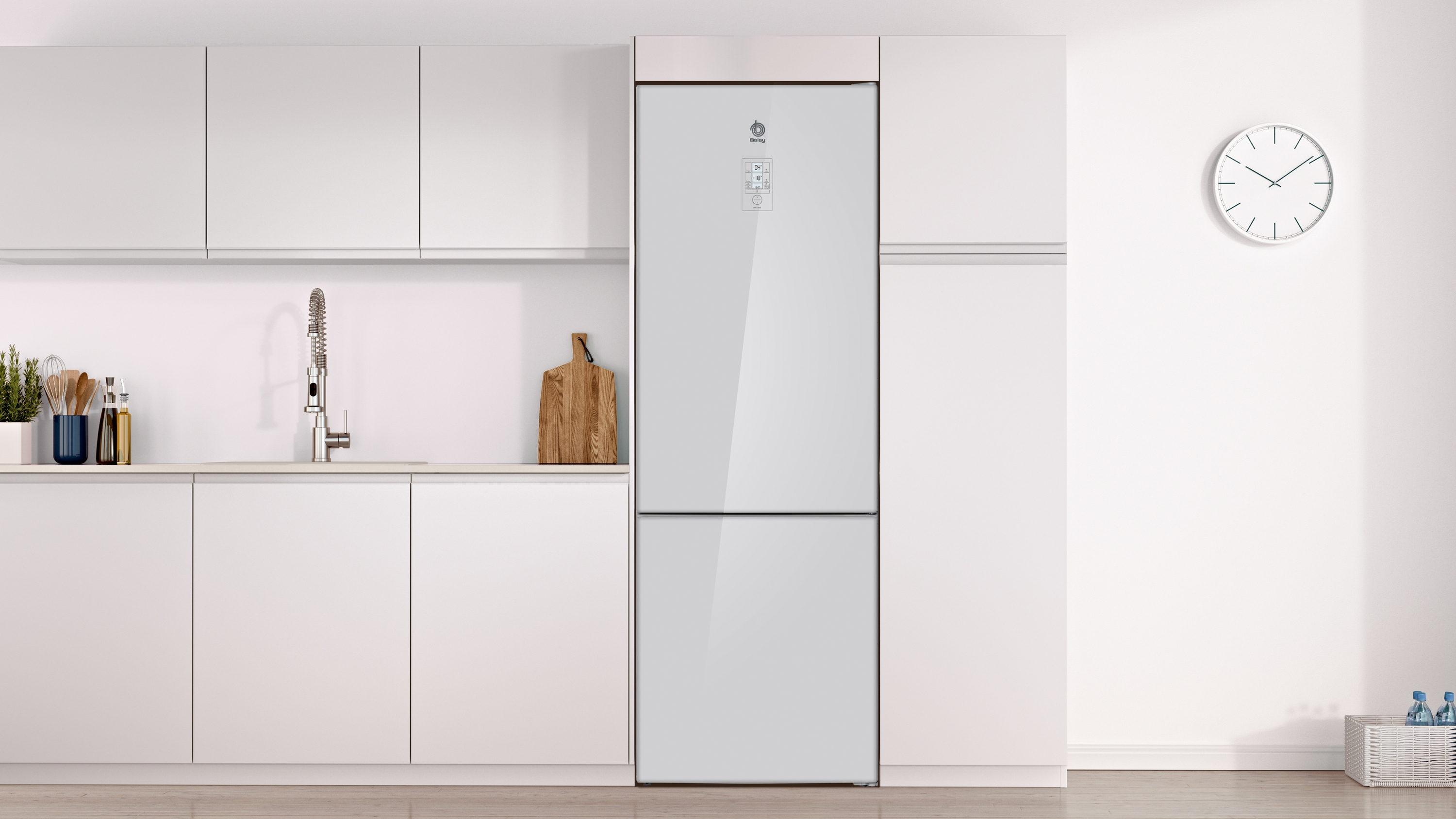 Frigorífico blanco moderno en una cocina blanca con otros armarios blancos y una pared blanca.
