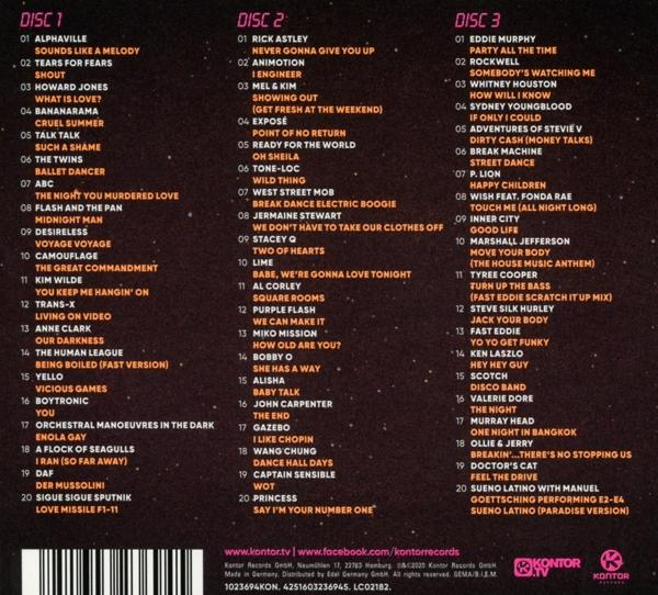 CD-Hülle mit Tracklisten für drei CDs. Der Hintergrund ist hell und farbenfroh, Text in Schwarz und Weiß.