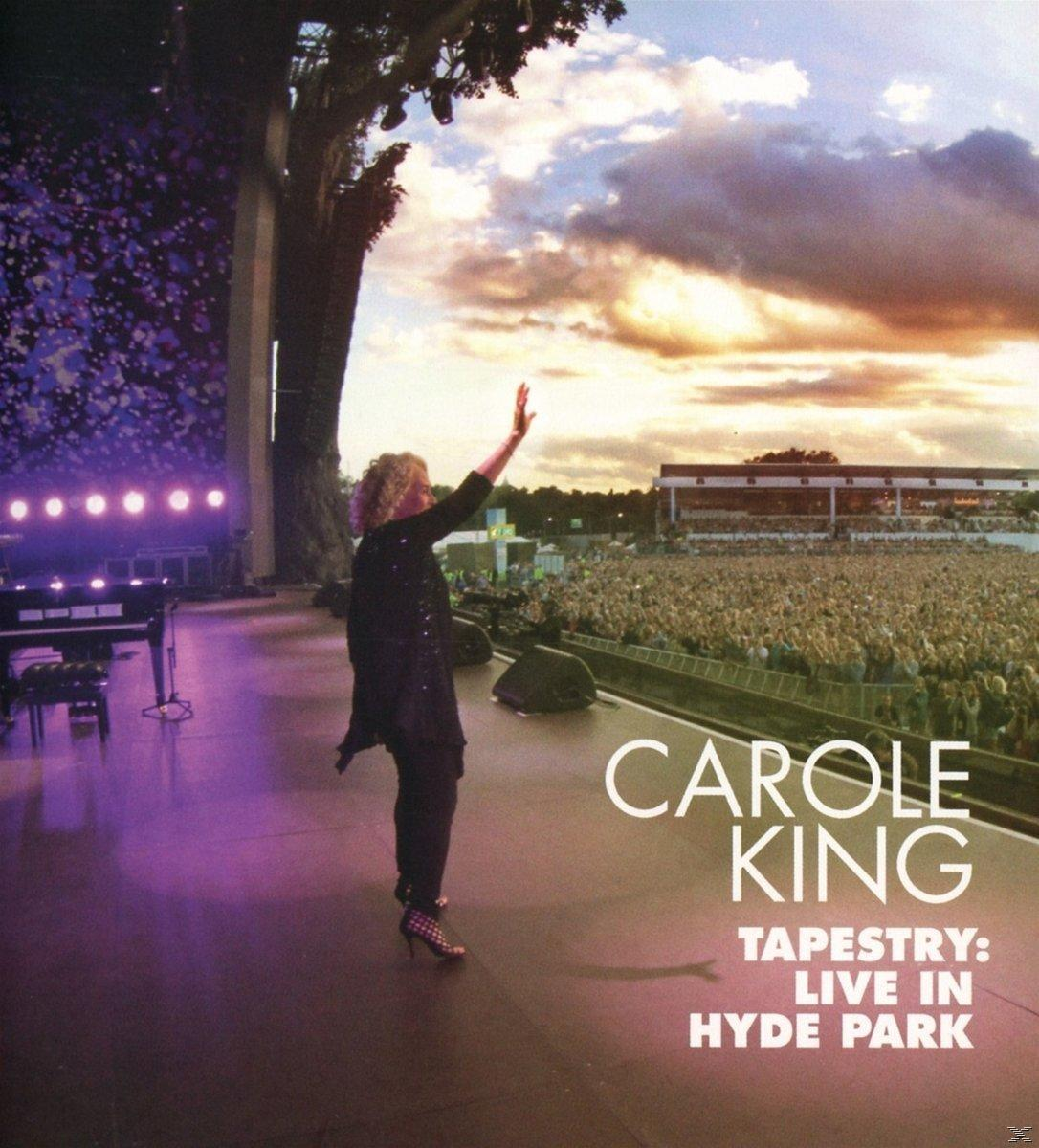 Carole King int egy nagy tömegnek a színpadról naplementekor.