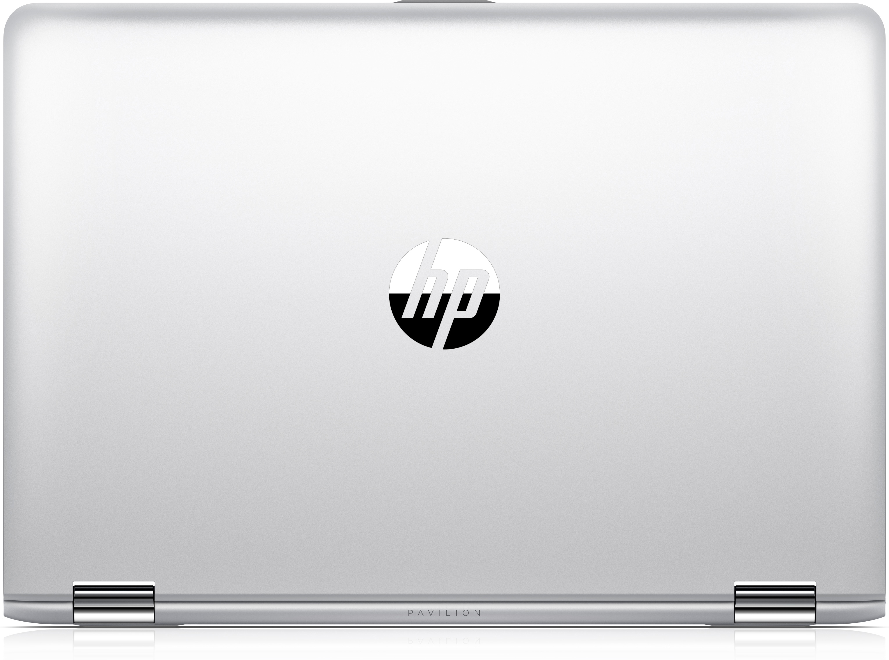Geschlossener silberner HP Pavilion Laptop mit HP-Logo und Scharnieren auf weißem Hintergrund.