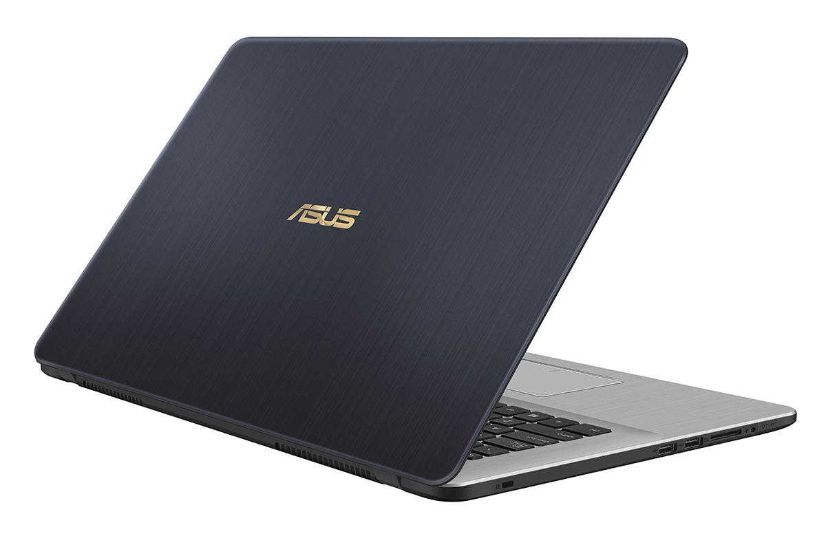 Ein geschlossener, dunkelblauer Asus-Laptop mit strukturierter Abdeckung und silbernem Innenbereich.