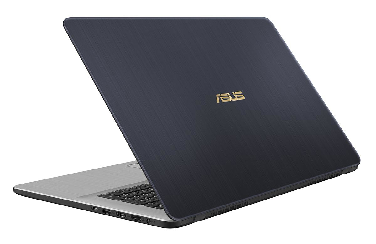 Ein blauer Asus-Laptop mit gebürstetem Metallcover steht offen auf weißem Hintergrund.