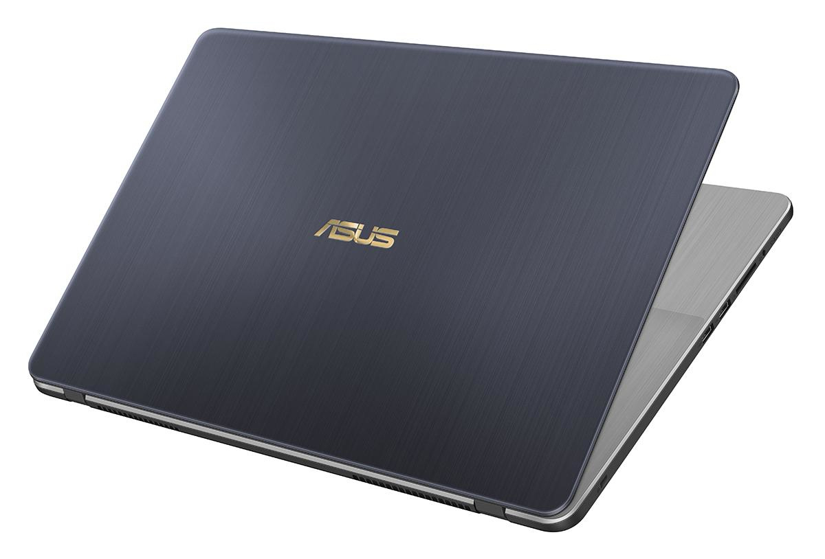 Ein geschlossener ASUS Laptop mit gebürstetem blauen Deckel und goldenem Logo auf weißem Hintergrund.