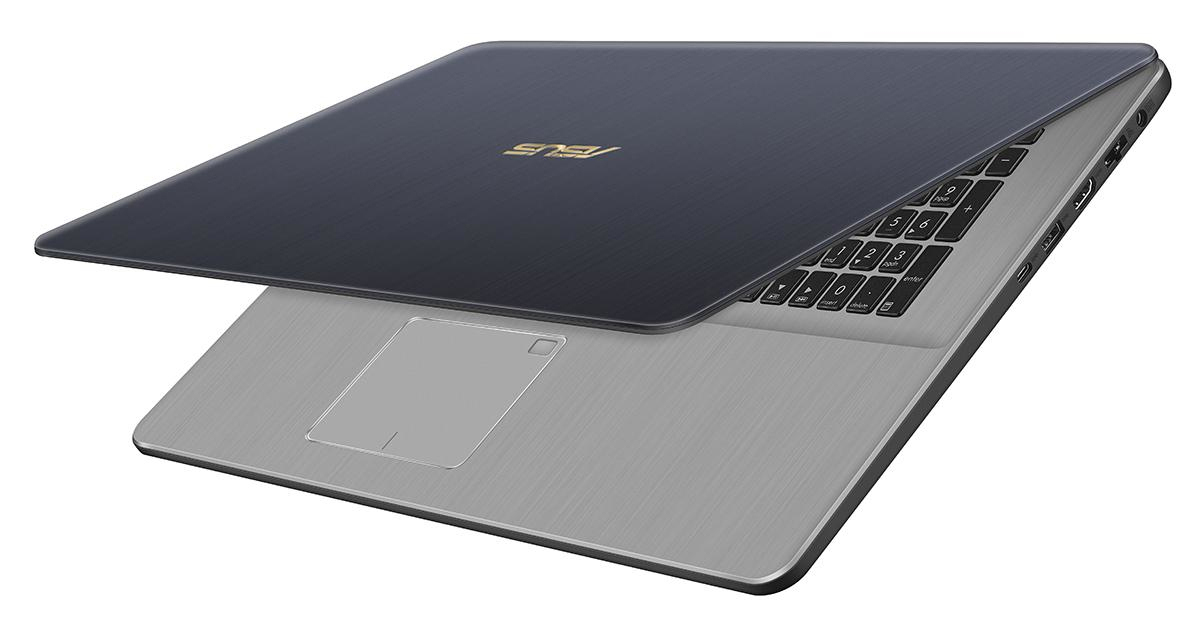 Ein geöffneter silberner Asus-Laptop mit schwarzer Tastatur und dunklem Deckel auf weißem Hintergrund.