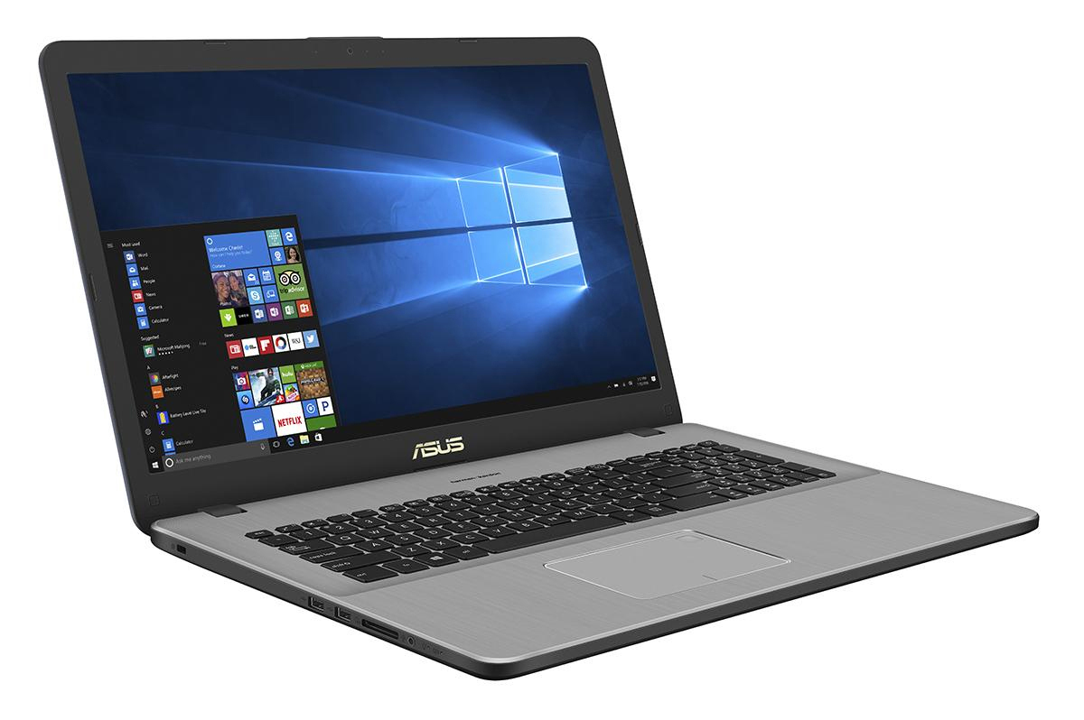Ein silberner ASUS Laptop steht auf einer weißen Oberfläche und zeigt den Windows 10 Startbildschirm.