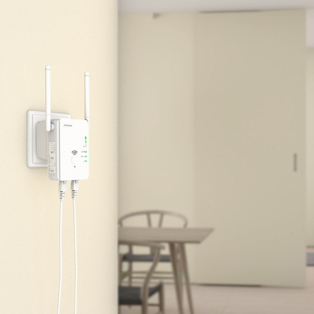 Fehér WiFi hatótáv-növelő a falban, antennákkal, ajtó közelében.